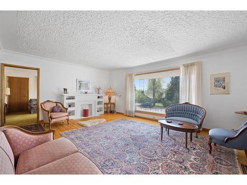 1208 39 Avenue Sw, Calgary, AB - Indoor Photo Showing Living Room