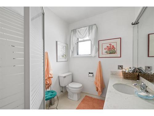 1208 39 Avenue Sw, Calgary, AB - Indoor Photo Showing Bathroom