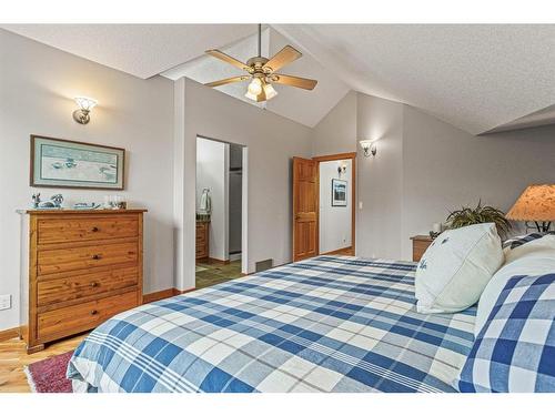 1-821 4Th Street, Canmore, AB - Indoor Photo Showing Bedroom