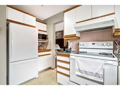 240 Shawinigan Place Sw, Calgary, AB - Indoor Photo Showing Kitchen