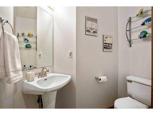 240 Shawinigan Place Sw, Calgary, AB - Indoor Photo Showing Bathroom