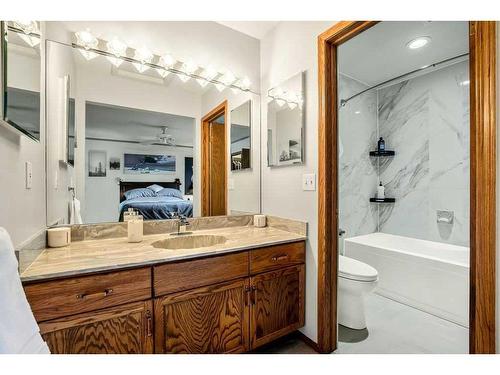 240 Shawinigan Place Sw, Calgary, AB - Indoor Photo Showing Bathroom