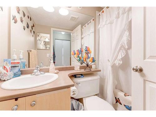 8429-304 Mackenzie Way Sw, Airdrie, AB - Indoor Photo Showing Bathroom