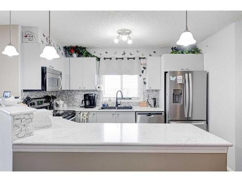 8429-304 Mackenzie Way Sw, Airdrie, AB - Indoor Photo Showing Kitchen With Upgraded Kitchen