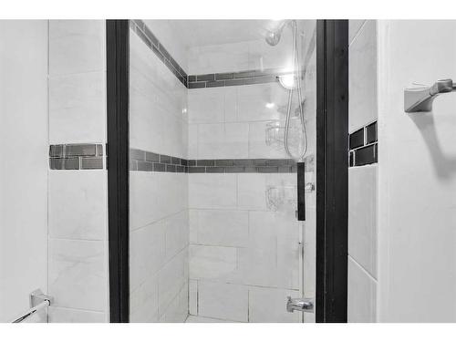 5518 Rundlehorn Drive Ne, Calgary, AB - Indoor Photo Showing Bathroom