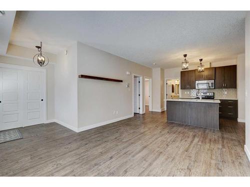 1411-2461 Baysprings Link Sw, Airdrie, AB - Indoor Photo Showing Kitchen
