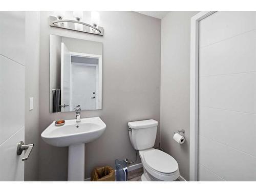 204-215 Redstone Walk Ne, Calgary, AB - Indoor Photo Showing Bathroom