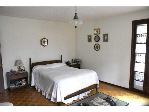 252054 Township Road 234 ( Glenmore Trail), Rural Wheatland County, AB - Indoor Photo Showing Bedroom