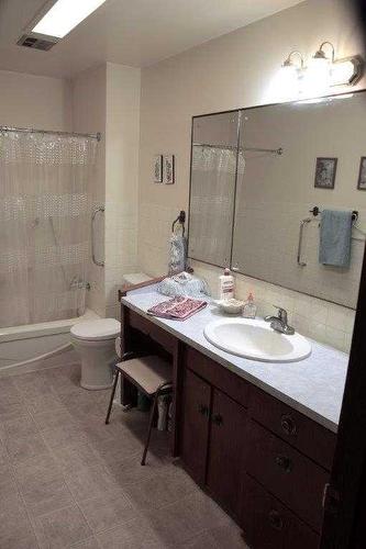 252054 Township Road 234 ( Glenmore Trail), Rural Wheatland County, AB - Indoor Photo Showing Bathroom