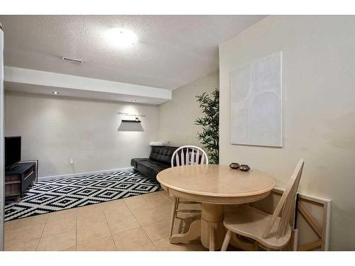 39 Saddlebrook Mews Ne, Calgary, AB - Indoor Photo Showing Living Room