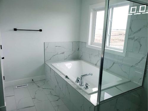 1409 Aldrich Place, Carstairs, AB - Indoor Photo Showing Bathroom