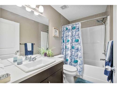 8 Evansridge Close Nw, Calgary, AB - Indoor Photo Showing Bathroom