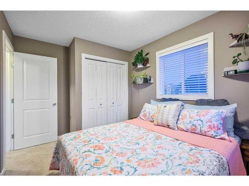 8 Evansridge Close Nw, Calgary, AB - Indoor Photo Showing Bedroom