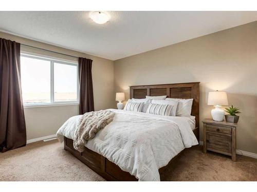 667 West Highland Crescent, Carstairs, AB - Indoor Photo Showing Bedroom
