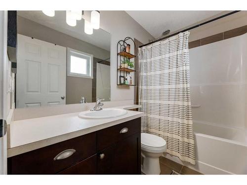 667 West Highland Crescent, Carstairs, AB - Indoor Photo Showing Bathroom