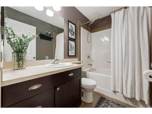 667 West Highland Crescent, Carstairs, AB - Indoor Photo Showing Bathroom