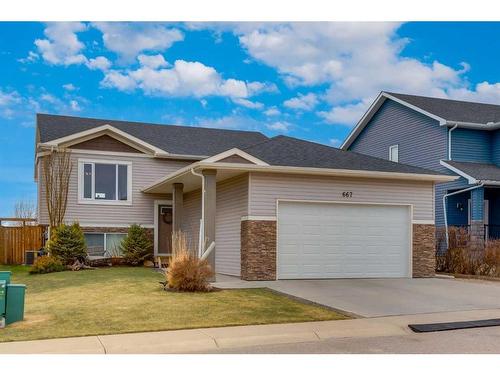 667 West Highland Crescent, Carstairs, AB - Outdoor With Facade
