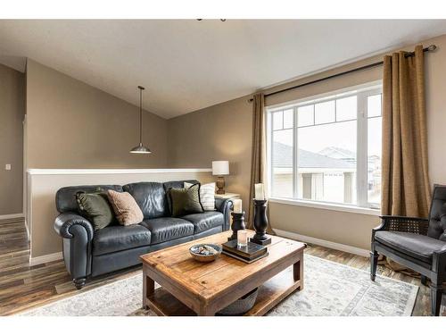 667 West Highland Crescent, Carstairs, AB - Indoor Photo Showing Living Room