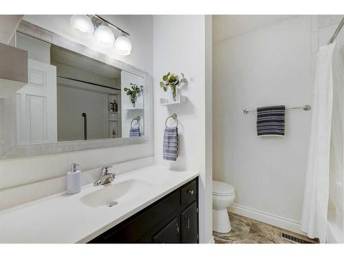 3407 Cedarille Drive Sw, Calgary, AB - Indoor Photo Showing Bathroom