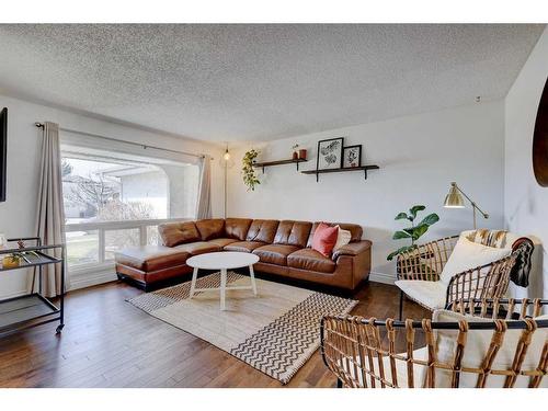 3407 Cedarille Drive Sw, Calgary, AB - Indoor Photo Showing Living Room