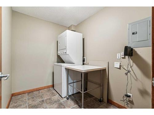 302-170 Crossbow Place, Canmore, AB - Indoor Photo Showing Laundry Room