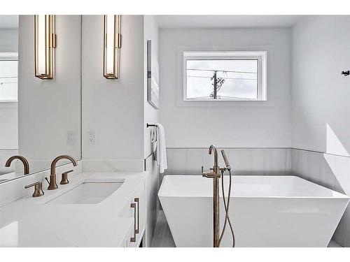 6423 Bow Crescent Nw, Calgary, AB - Indoor Photo Showing Bathroom