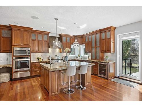 19 Windsor Crescent Sw, Calgary, AB - Indoor Photo Showing Kitchen With Upgraded Kitchen