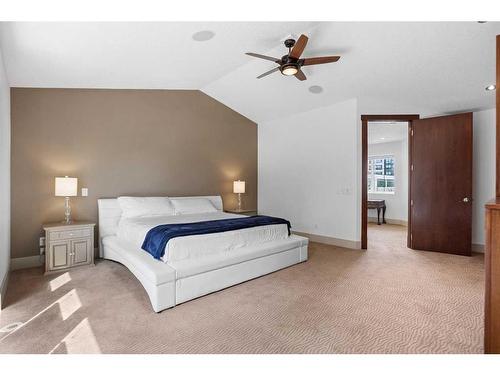 19 Windsor Crescent Sw, Calgary, AB - Indoor Photo Showing Bedroom