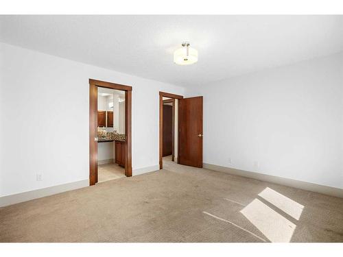 19 Windsor Crescent Sw, Calgary, AB - Indoor Photo Showing Other Room
