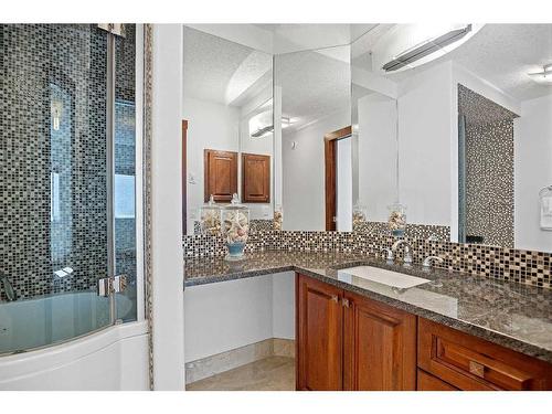 19 Windsor Crescent Sw, Calgary, AB - Indoor Photo Showing Bathroom