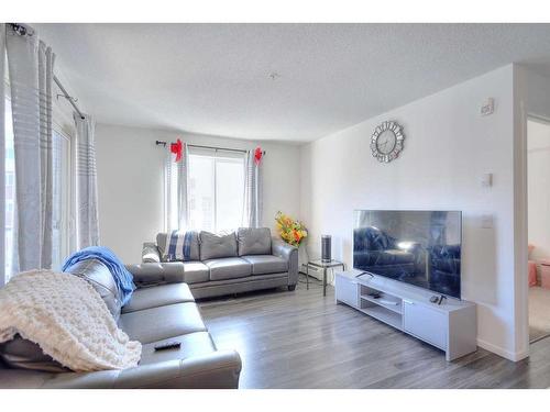 1417-4641 128 Avenue Ne, Calgary, AB - Indoor Photo Showing Living Room