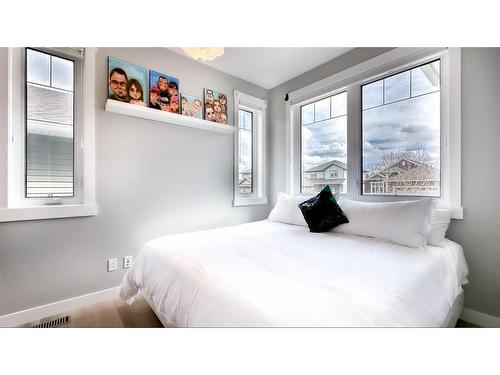1013 Hillcrest Manor Estates, Strathmore, AB - Indoor Photo Showing Bedroom
