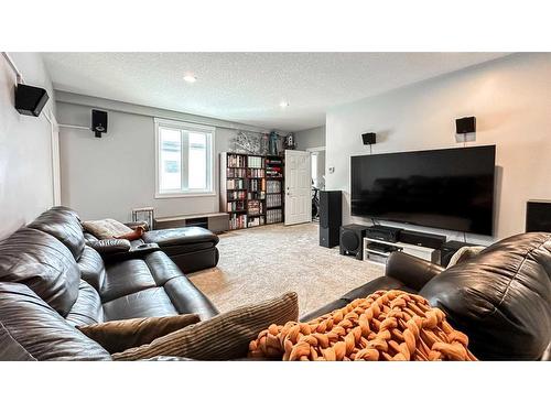 1013 Hillcrest Manor Estates, Strathmore, AB - Indoor Photo Showing Living Room