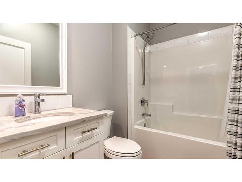 1013 Hillcrest Manor Estates, Strathmore, AB - Indoor Photo Showing Bathroom