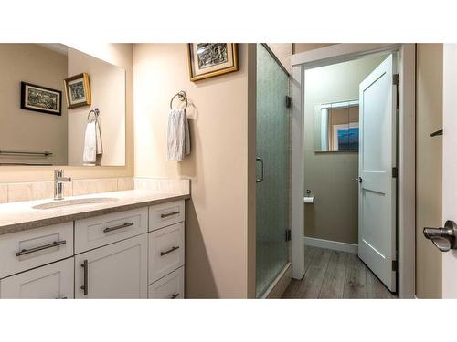 1013 Hillcrest Manor Estates, Strathmore, AB - Indoor Photo Showing Bathroom