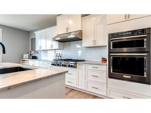 1013 Hillcrest Manor Estates, Strathmore, AB - Indoor Photo Showing Kitchen With Upgraded Kitchen