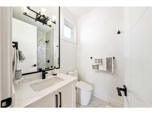 240 18 Avenue Nw, Calgary, AB - Indoor Photo Showing Bathroom