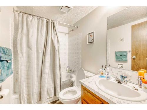 210, 212 31 Avenue Ne, Calgary, AB - Indoor Photo Showing Bathroom