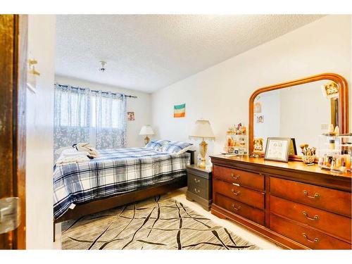 210, 212 31 Avenue Ne, Calgary, AB - Indoor Photo Showing Bedroom