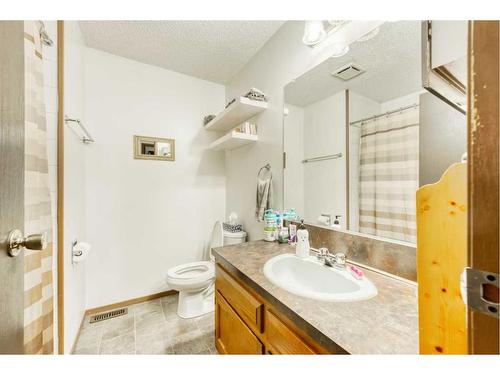 210, 212 31 Avenue Ne, Calgary, AB - Indoor Photo Showing Bathroom