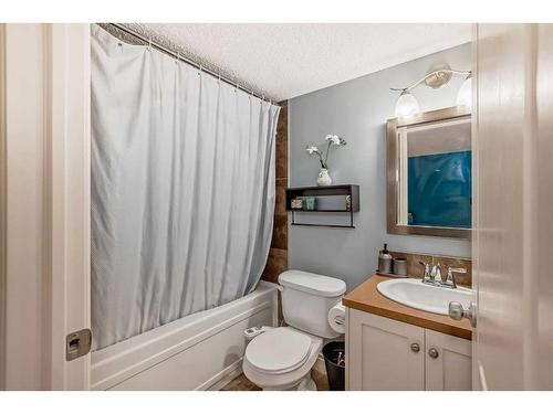 788 Luxstone Landing Sw, Airdrie, AB - Indoor Photo Showing Bathroom