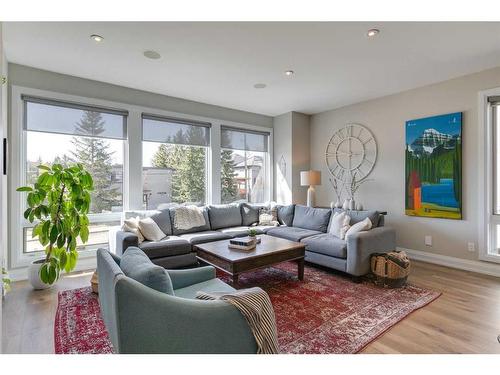 1636 Acton Avenue Sw, Calgary, AB - Indoor Photo Showing Living Room