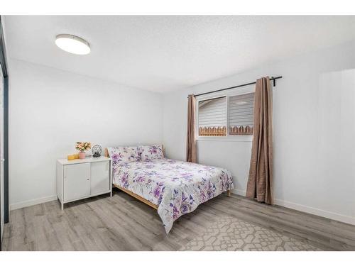 7715 Hunterquay Road Nw, Calgary, AB - Indoor Photo Showing Bedroom