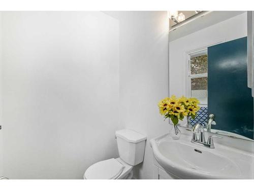 7715 Hunterquay Road Nw, Calgary, AB - Indoor Photo Showing Bathroom