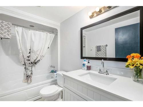 7715 Hunterquay Road Nw, Calgary, AB - Indoor Photo Showing Bathroom