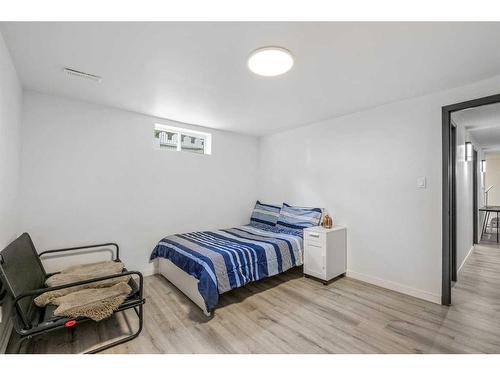 7715 Hunterquay Road Nw, Calgary, AB - Indoor Photo Showing Bedroom
