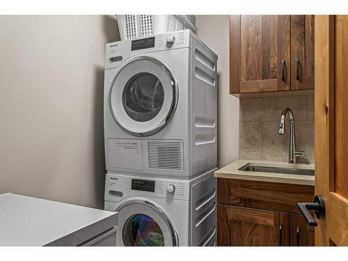303-905 Spring Creek Drive, Canmore, AB - Indoor Photo Showing Laundry Room