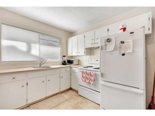 6131 Bowness Road Nw, Calgary, AB - Indoor Photo Showing Kitchen