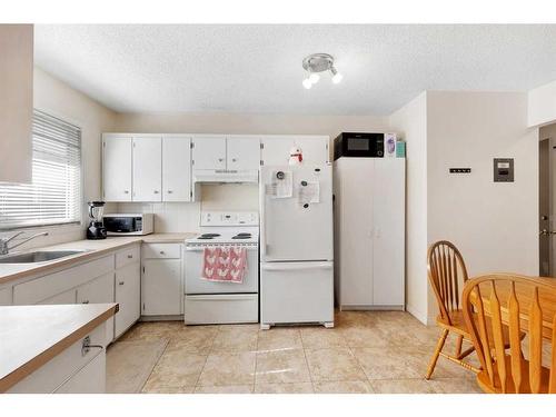 6131 Bowness Road Nw, Calgary, AB - Indoor Photo Showing Kitchen