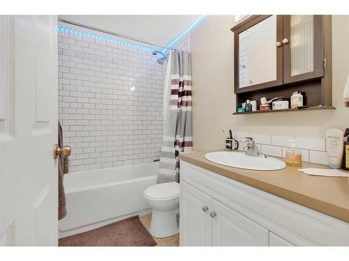 6131 Bowness Road Nw, Calgary, AB - Indoor Photo Showing Bathroom